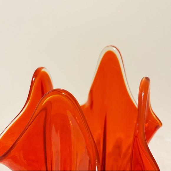 Vintage 1960s MCM | Viking Glass Epic Persimmon 4 Petal Vase - Picture 13 of 16